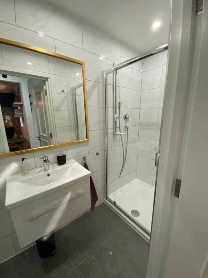 Stylish 1-Bed Studio Лондон Экстерьер фото